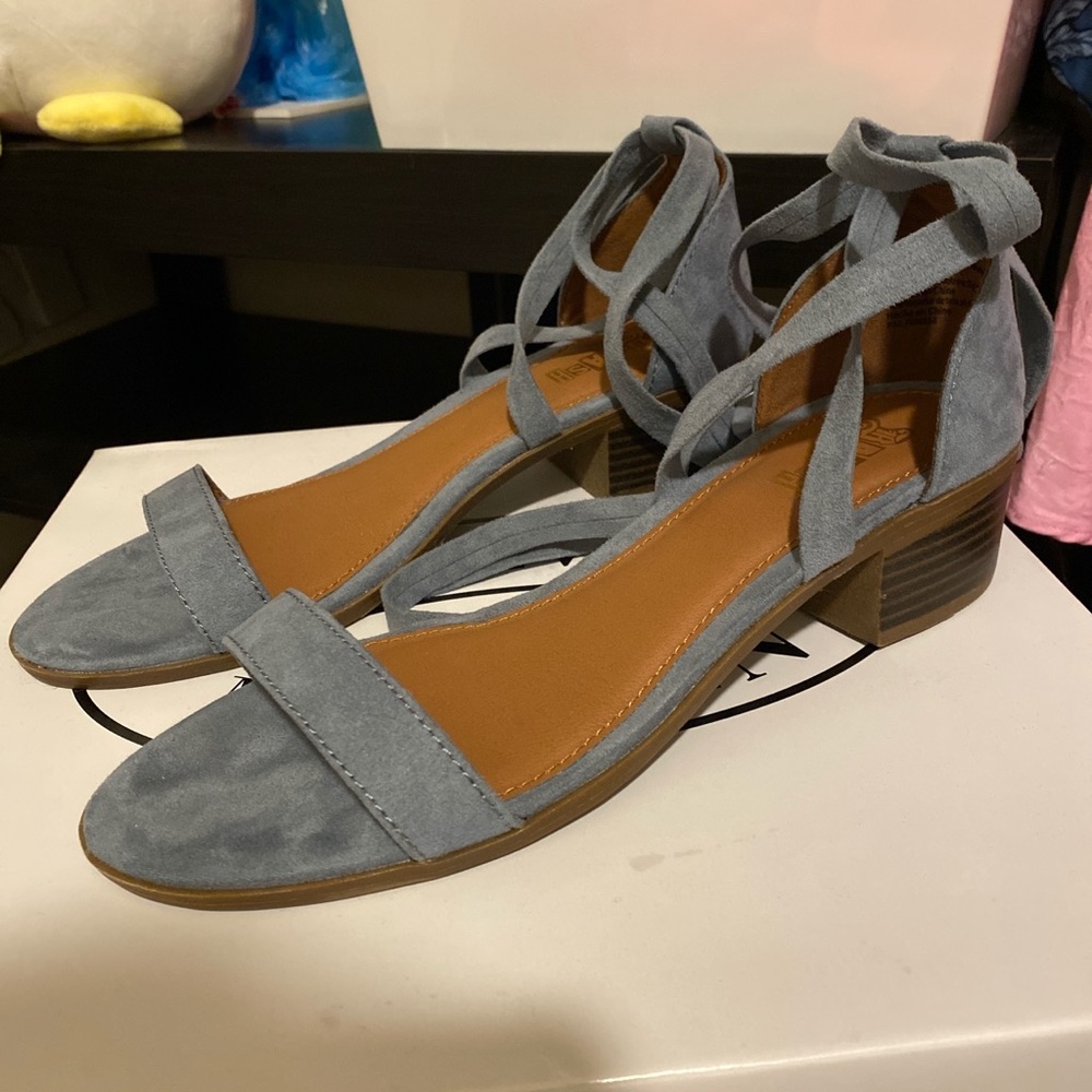 Light blue strappy sandals with small heel